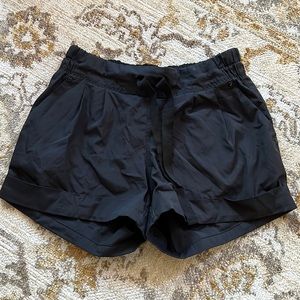 Lululemon spring breakaway short black size 4